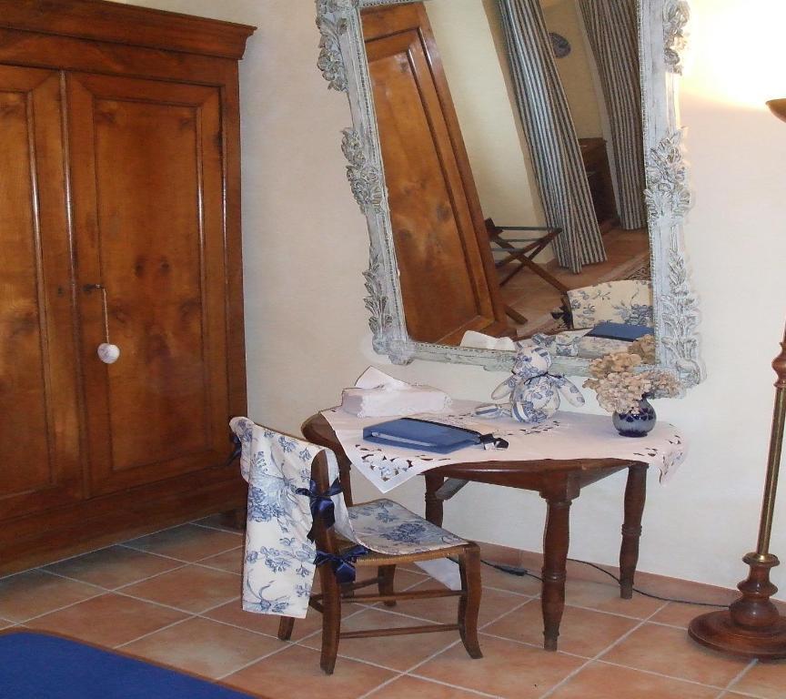Le Moulin D'Hys Bed & Breakfast La Cropte Ruang foto