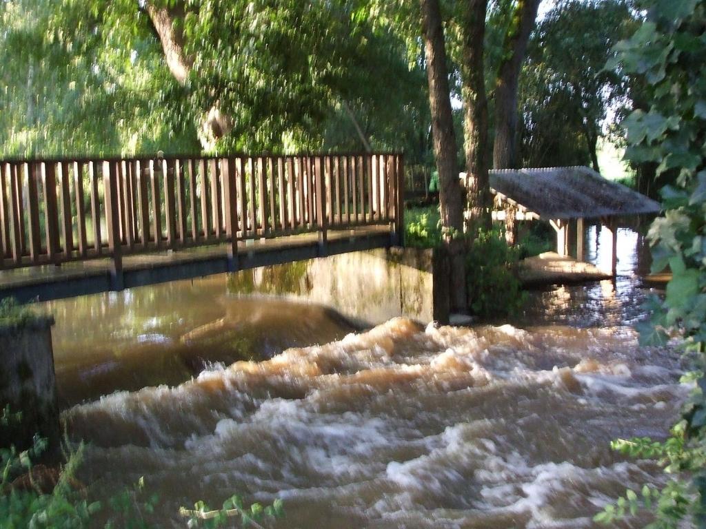 Le Moulin D'Hys Bed & Breakfast La Cropte Bagian luar foto